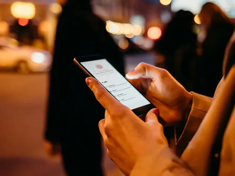 Person håller mobil — Mobile Threat Defense